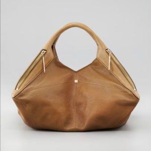 Pour la victotrie leather shoulder bag